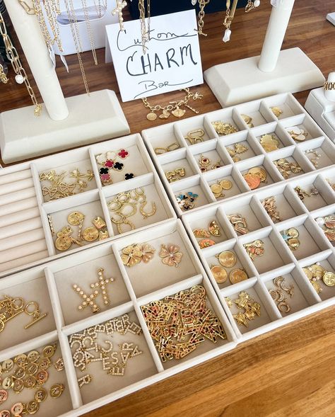 Charm Bar Pop Up, Permanent Jewelry Booth Set Up, Cute Vendor Booth Ideas, Jewelry Vendor Booth, Market Setup, Charm Bar, Craft Booth Display, Necklace Displays, Jewelry Vendor