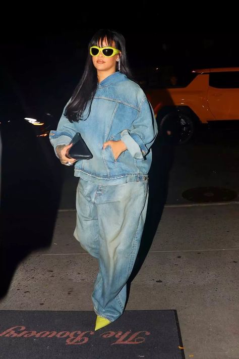 Whisky Party, Nyc Street Fashion, Nyfw 2022, Denim Outfit Fall, Balenciaga Outfits, Rihanna Work, Double Denim Outfit, Nyfw Outfits, Nyfw Style