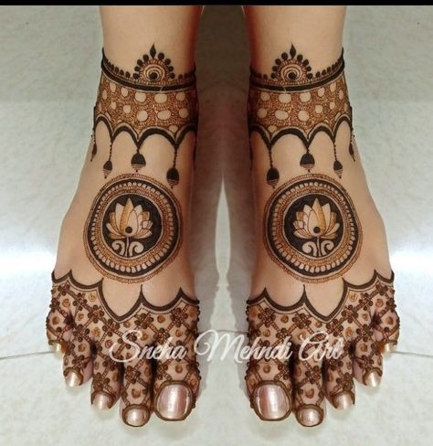 Mehandi For Legs Beautiful, Mehendi Designs For Feet Unique, Mehndi Art Designs Leg, Kumkum Pagla Mahendi, Bridal Leg Mehandi Designs, Bridal Mehendi For Foot, Engagement Leg Mehndi Designs, Kankupagla Mehndi Design For Leg, Feet Designs Mehndi