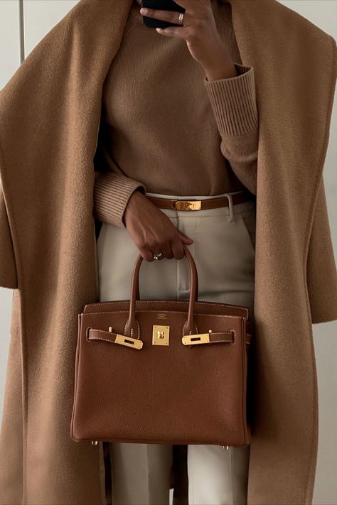 Camel Max Mara coat and Gold Birkin 30 outfit idea. Elegant outfit idea. Cream Pants Outfit, Look Working Girl, Camel Outfit, Camel Coat Outfit, Classic Style Outfits, Camel Coat, Coat Outfits, 가을 패션, Art Journal Pages