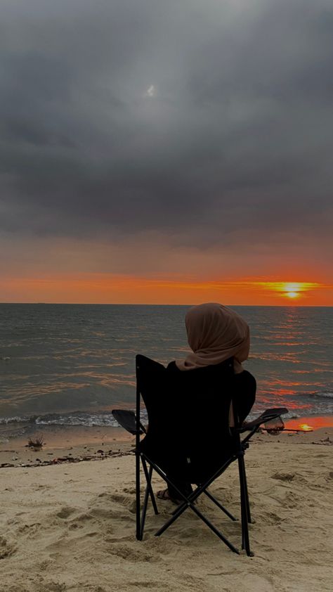 The Beach Sunset Aesthetic, Camping Chair Aesthetic, Malaysian Aesthetic, Beach Healing, Dduk, Muka Lelaki, Cat Profile, Beach Pictures Friends, Picnic Beach