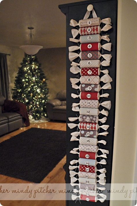 How cute. Use old toilet paper rolls and fill with candy and kids get to u wrap each day Candy Advent Calendar, Christmas Advent Calendar Diy, Calendar Craft, Advent Calenders, Diy Calendar, Diy Advent Calendar, Christmas Calendar, Navidad Diy, Christmas Crackers