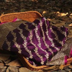 Brinjal Colour Pattu Saree, Purple Colour Silk Saree, Banaras Katan Silk Saree, Benarasi Saree Wedding, Mysore Silk Saree Blouse Designs, Katan Silk Saree Banarasi, Black Banarasi Saree, Banarasee Saree, Pure Banarasi Silk Sarees