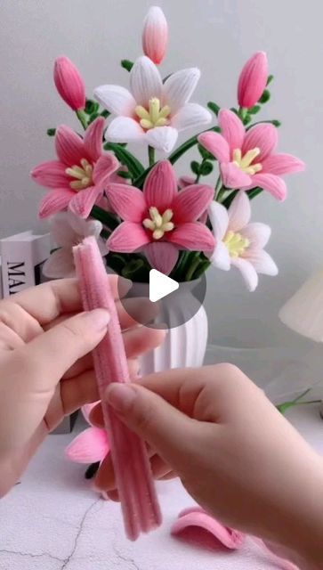 Handmade Bouquet Crafts, Diy Flowers Bouquet, Homemade Flowers, Pipe Cleaner Flowers, Handmade Bouquets, Pipe Cleaner Crafts, Craft Night, Pipe Cleaner, Diy Flowers