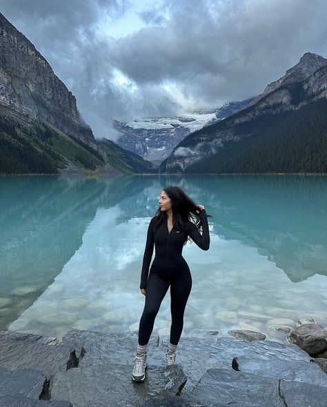 Hiking Outfit Winter Mountain, Running Poses, Hiking Ootd, Hiking Photoshoot, Hiking Picture Ideas, Hiking Poses, Baddie Hair, Trekking Outfit, Ig Poses