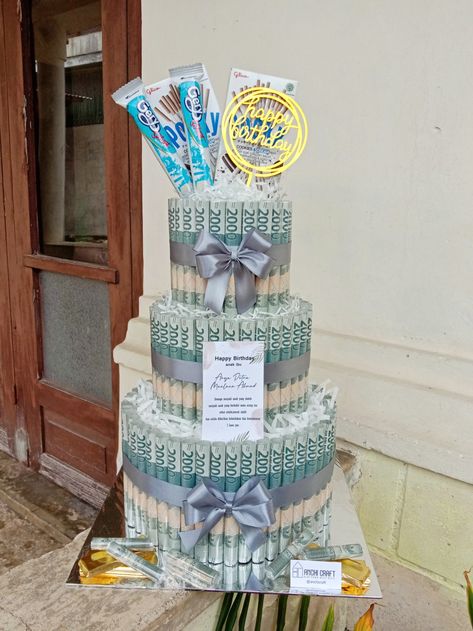 Money tower @anchicraft Happy Birthday Money Gift, Money Tower Cake, Tower Snack Birthday, Diy Candy Cake Tower, Snack Tower Ideas, Snack Cake Tower Birthday, Money Cake Birthday, Bucket Money, Money Tower