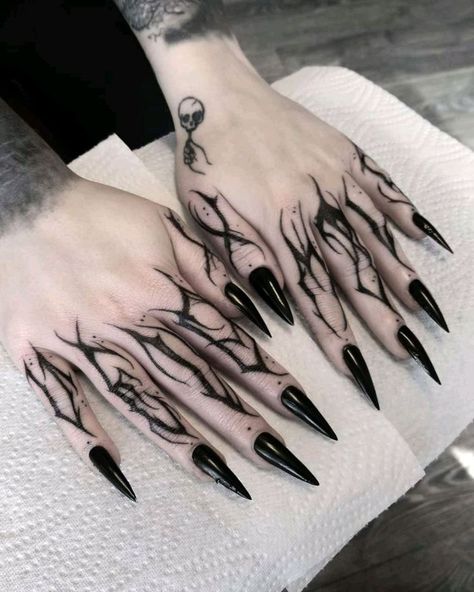 Gotik Tattoo, Goth Tattoo, Creepy Tattoos, Geniale Tattoos, Gothic Tattoo, Dark Ink, Dark Tattoo, Aesthetic Tattoo, Hand Tattoo