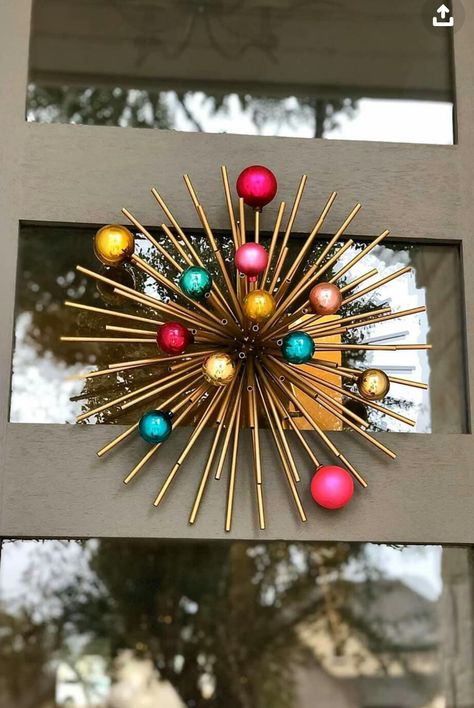 Mcm Christmas Wreath, Mcm Outdoor Christmas Decorations, Mid Century Modern Outdoor Christmas Decorations, Mid Century Outdoor Christmas Decor, Mid Century Wreath, Mcm Christmas Decor Diy, Mcm Holiday Decor, Mid Century Modern Christmas Decor Diy, Mid Century Modern Christmas Decorations