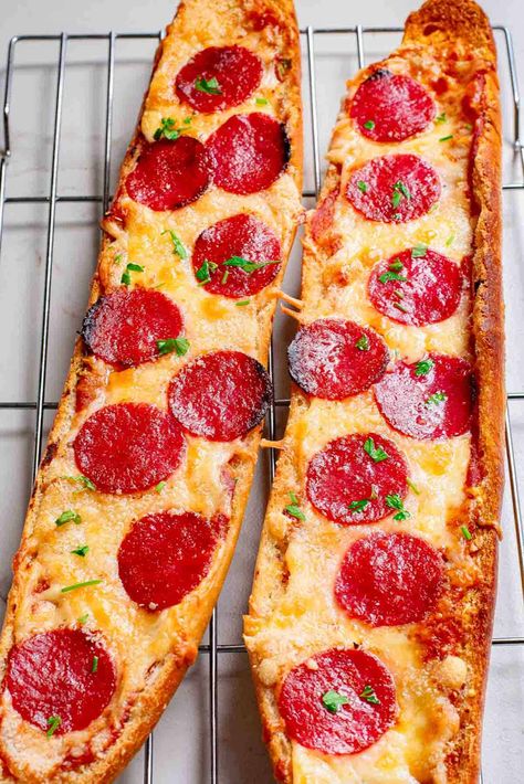 Two classic comfort foods combine with this garlic pepperoni pizza bread dinner. Quicker and easier than making homemade pizza, way cheaper than ordering out and all the cozy comfort of garlic bread in one simple meal that everyone will love. Pizza With Garlic Bread, Garlic Bread Pizza Loaf, Garlic Bread Pepperoni Pizza, Pizza Garlic Bread Recipe Easy, Pepperoni Garlic Bread, Easy Garlic Bread Pizza, Frozen Garlic Bread Pizza, Pizza Garlic Bread, Pizza On Bread