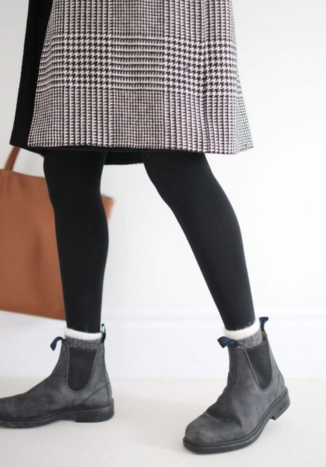 Style Bee - BLUNDSTONE REVIEW + STYLING IDEAS Blundstone Outfit Women, Blundstone Boots Women, Blundstone Women Outfit, Blundstone Outfit, Blundstone Women, Galaxy Converse, Galaxy Vans, Blundstone Boots, Houndstooth Coat