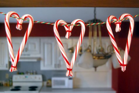 Candy_Cane_Garland761860804753955342 Candy Cane Garland, Diy Candy Cane, Bunting Tutorial, Smashed Peas, Christmas Contests, Candy Cane Crafts, Leftover Candy, Candy Cane Decorations, Canes Decor