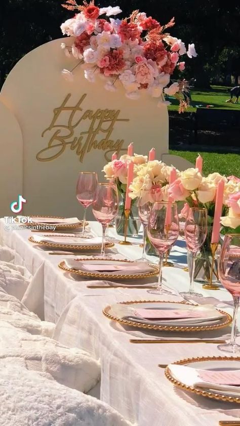 Long Table Birthday Decor, Pink Brunch Party Decorations, Brunch Dessert Ideas Party, Birthday Party Tablescapes, Brunch Set Up Ideas Outside, Backyard Brunch Decor, Backyard Pink Party, Birthday Dinner Table Decor At Home, Mother’s Day Table Decorations Ideas