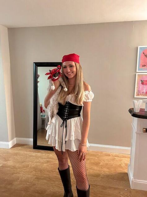 16 DIY Halloween Costume Ideas For Women Helloween Costume Girl, Make Pirate Costume, Cute Pirates Costumes, Women’s Pirate Halloween Costume, Diy Woman’s Pirate Costume, Pirate Women Costumes, Women’s Pirate Outfit, Woman’s Pirate Outfit, Pirate Dress Costume