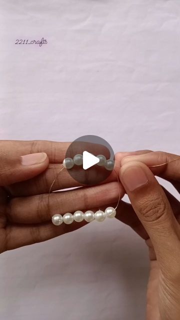 Pearl Brooch Diy, Beaded Hair Clips Tutorial, Diy Broches Pin, How To Make A Bow With Beads, Beaded Hair Clips Diy, Beaded Bow Tutorial, Beaded Hair Clip, Diy Bow Hair Clips, Bow Clips Diy