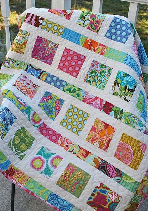 Flowers in the Sunshine Quilt Pattern | Beautiful Skills - Crochet Knitting Quilting | Bloglovin’ Amy Butler Quilt, Colchas Quilting, Charm Pack Quilt Patterns, Charm Square Quilt, Charm Pack Quilt, Charm Pack Quilts, Quilt Modernen, Charm Quilt, Toddler Quilt