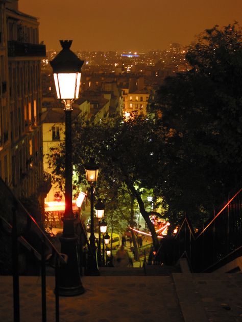 Montmartre Paris Tourist Attractions, Montmartre Paris, Paris Aesthetic, Paris At Night, Paris Photography, Night Owl, Mood Swings, Night City, Night Aesthetic