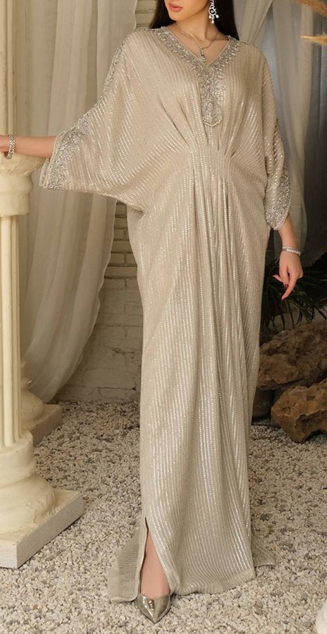 Fancy Kaftan Pakistani, New Kaftan Designs Pakistani, Elegant Kaftan Dresses, Casual Kaftan Dress, Fancy Kaftan Dress, Kaftan Dress Ideas, Kaftan Party Wear, New Kaftan Designs 2023, Kaaftaan Designs Pakistani