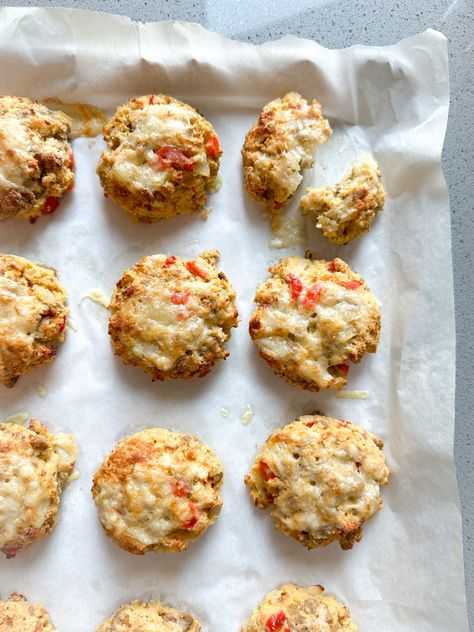 HIGH-PROTEIN CHEESY BREAKFAST BISCUITS - jenn eats goood Protein Biscuits, Breakfast Biscuit Recipe, Cheesy Breakfast, Breakfast Biscuits, Gluten Free Biscuits, Creamy Rice, High Protein Breakfast, Eat Better, Protein Breakfast