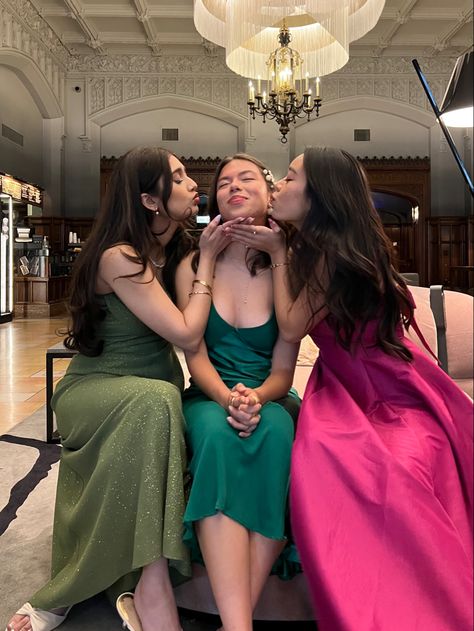 Trio Formal Poses, Three People Prom Poses, Park Prom Pictures, Prom Picture Ideas For Groups, Prom Poses 3 Friends, Prom Picture Poses For Friends Trio, Prom Friend Pictures Group Poses, Prom Poses For Three Friends, Fun Prom Photoshoot Ideas