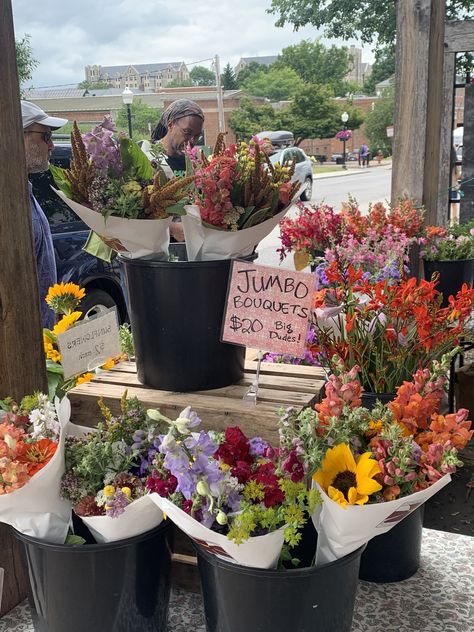 County Fair Flower Arrangements, Floral Booth Display, Farmers Market Floral Display, Flower Stand At Farmers Market, Flowers At Farmers Market, Flower Booth Farmers Market, Farmers Market Flower Stand, Farmers Market Flowers Bouquets, Market Flower Display