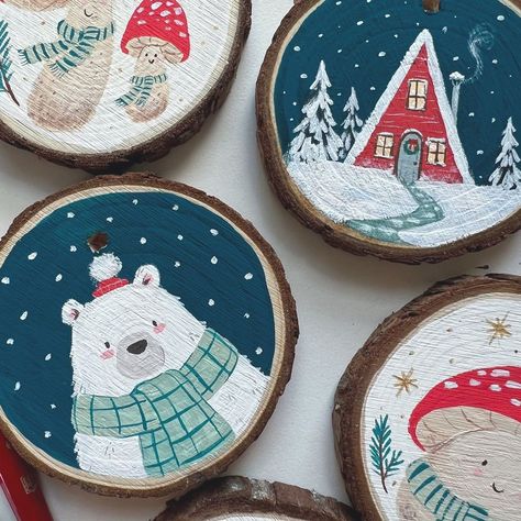 Cute Wood Ornament Ideas, Christmas Craft Adults Diy Projects, Cute Christmas Ornaments Diy Kids, Christmas Art Gift Ideas, Wood Ornaments Painting Ideas, Things To Paint On Ornaments, Painting On Wood Christmas, Painting Wooden Ornaments Christmas, Painting On Christmas Ornaments