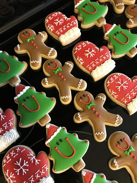 Gingerbread Man Decorated Cookies, Cookies To Make With Kids, Fun Christmas Treats, Simple Cookie Recipe, Christmas Cookie Decorating, Simple Cookie, Christmas Sugar Cookies Decorated, Cookies To Make, Gingerbread Cookies Decorated