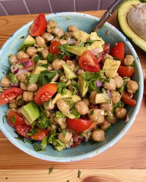 This delicious vegan chickpea salad is quick and easy to pull together and uses bright, healthy ingredients to form a tasty, well rounded salad. Get a punch of protein, fats, and fresh veg in one yummy bowl. Perfect as a summer chickpea salad, or to help detox heavy holiday foods, this salad will make you feel as good as it tastes! | Vegan Recipes | Vegan Salad | Vegan Chickpea Recipes | Vegan Foods | Healthy Recipes | Plant Based | #yumveganblog #vegan #vegansalads #chickpeas #chickpeasalad Easy Chickpea Salad, Salad Calories, Vegan Chickpea Salad, Chickpea Salad Vegan, Vegan School Lunch, Vegan Chickpea Recipes, Vegan Chickpea, High Protein Vegan Recipes, Chickpea Salad Recipes