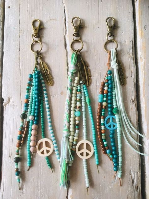 Western Car Charms Rear View Mirror, Beaded Keyrings Ideas, Diy Bead Keychain, Diy Zipper Pulls, Handmade Keychains Diy, Key Rings Diy, Keyrings Diy, Tassen Hanger, Beaded Key Chains