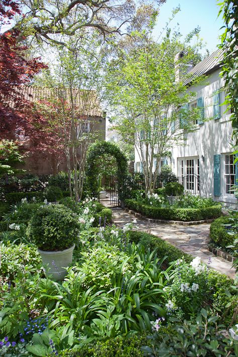 Historic Decor, Southern Landscaping, Estilo Charleston, Houston Garden, Kensington House, Flower Magazine, Charleston Gardens, Parterre Garden, Courtyard Ideas