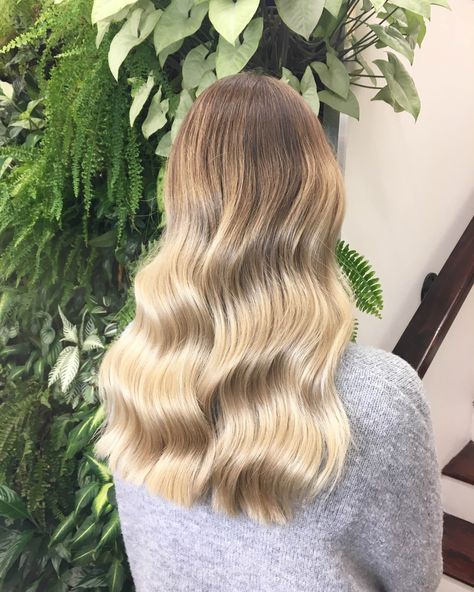 The "Vertical Pull-Down" Is The Easiest Hair Trick You'll Learn #refinery29  http://www.refinery29.com/2016/09/122734/soft-waves-hair-trend-instagram-photos Soft Waves Hair, Soft Highlights, Long Hair Waves, Twisted Hair, Curls For Long Hair, Loose Waves Hair, Dull Hair, Soft Waves, Trending Hairstyles