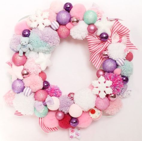 Pastel Christmas Decor, Pom Pom Wreath, Pastel Christmas, Kawaii Christmas, Noel Diy, Pom Pom Crafts, Xmas Wreaths, Minimalist Christmas, Pretty Decor