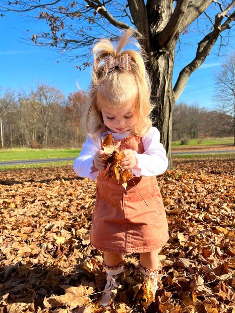 Toddler girl thanksgiving outfit jumper orange boots gold Toddler Girl Fall Photoshooting Ideas, Thanksgiving Toddler Photoshoot, Todlers Pictures Outfits, Fall Toddler Outfits Girl, Toddler Girls Fall Outfits, Fall Outfits For Baby Girl, Toddler Picture Day Outfit, Toddler Girl Fall Fashion, Fall Pictures Toddler