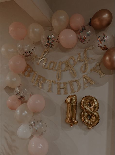 Golden Birthday Decor, Home Birthday Decorations, Birthday Cake Ideas Aesthetic, Cake Ideas Aesthetic, Birthday Party Balloon Arch, Balloon Arch Pink, 18th Party Ideas, Pink Birthday Decorations, Birthday Decoration Ideas