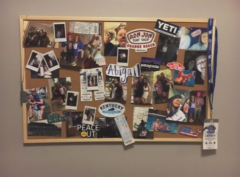 Photo Wall Cork Board, Corkboard Picture Ideas, Notice Board Aesthetic, Bulliten Boards Ideas Bedroom, Bulletin Board Collage, Notice Board Ideas Aesthetic, Corkboard Collage, Notice Board Ideas, Dorm Room Picture Wall Ideas Cork Boards