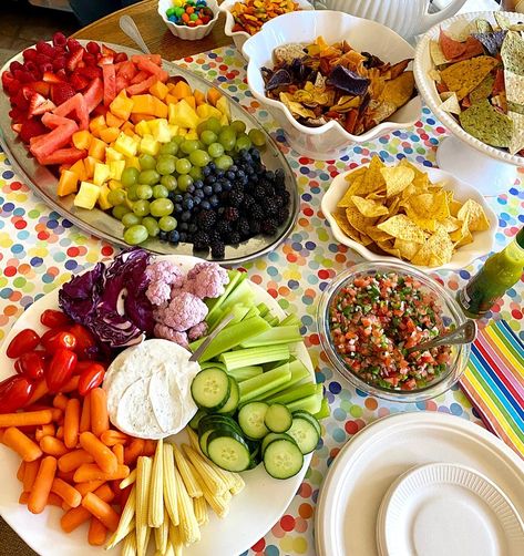 Colorful Party Snacks, 3 Year Birthday Party Food, Rainbow Themed Food Ideas, Colorful Birthday Party Food, Hen Party Snacks, Rainbow Birthday Snacks, Colorful Party Food Ideas, Colourful Party Food, Two Year Old Party Food