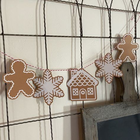 Gingerbread Garland Banner Holiday Banners Ideas, Christmas Cookie Garland, Cricut Garland Ideas, Holiday Banners Diy, Cardboard Gingerbread Garland, Christmas Garland Cricut, Unique Garland Ideas, Cardboard Christmas Garland, Gingerbread Man Garland Diy