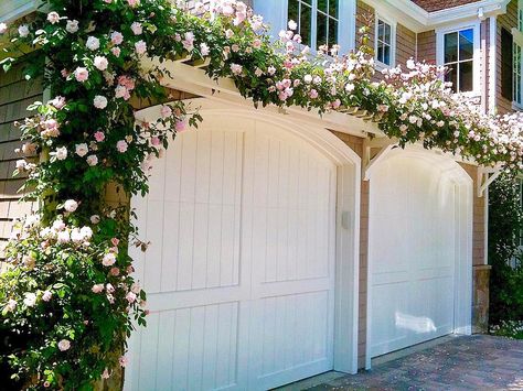 Beautiful climbing roses over arbor above garage doors! Garage Arbor, Door Arbor, Garage Trellis, Climbing Roses Trellis, Door Pergola, Pergola Metal, Carriage Garage Doors, Pergola Shade Cover, Garage Pergola