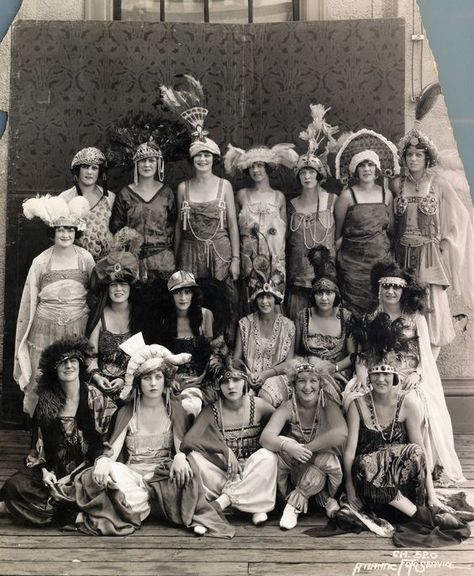 Miss America pageant 1922 Loretta Young, Flapper Costume, 1920's Fashion, The Roaring Twenties, The 20s, Roaring 20's, Miss America, Retro Mode, Jazz Age