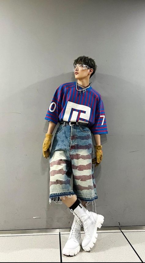 Ateez Hongjoong Fashion, Hongjoong Fashion, Hongjoong Outfit, Ateez Wallpaper Lockscreen, Asymmetrical Outfit, Guy Outfit, Kpop Dress, Ateez Wallpaper, Prince Clothes