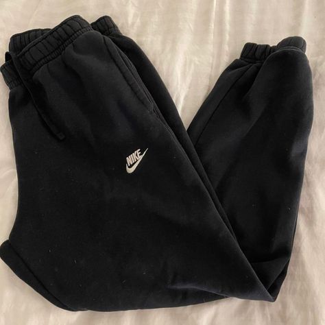 Sweatpants Aesthetic, Cute Outfits To Wear, Black Nike Sweatpants, Sport Trousers, Nike Sportswear Club Fleece, Cute Nike Outfits, Mode Zara, Nike Sweats, Nike Sweatpants