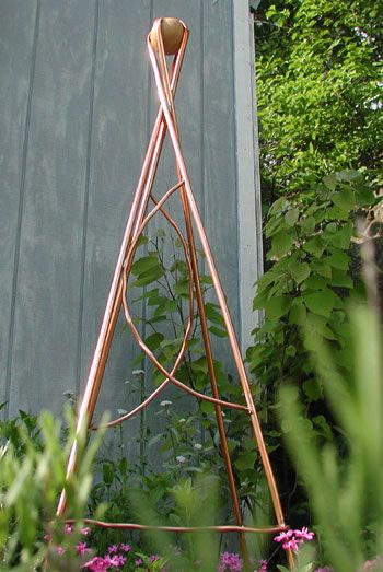 Copper Trellis I could do something similar.....😎 Trellises Ideas, Welding Sculptures, Copper Trellis, Copper Projects, Copper Garden, Wire Trellis, Spiritual Garden, Metal Magic, Indoor Trellis