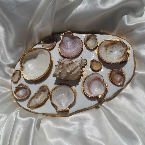 XL shell jewelry tray out now! Link in bio for anyone interested✨🫶 #shell #shelljewelry #shellart #bridesmaidsgifts #bridesmaidsgift #bridesmaidsgiftsidea #coastal #coastalhome #coastaldecor #seashell #seashelljewelry #seashellart #jewelrytrends #jewelrytray #etsy #etsyshop #smallbusiness #bridaljewellery #bridalgifts Seashells Decorations, Jewelry Tray Clay, Shell Jewelry Holder, Tray Clay, Iridescent Paint, Painted Seashells, Bake Clay, Oyster Shell Crafts, Silver Clay