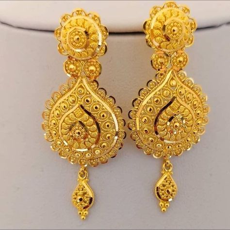 Gold Heavy Earrings, Gold Chandbali Earrings, Gold Chandbali, Mehndi Jewellery, Rajasthani Jewellery, Unique Gold Jewelry Designs, Gold Earrings Indian, Simple Gold Earrings, Gold Jewels Design