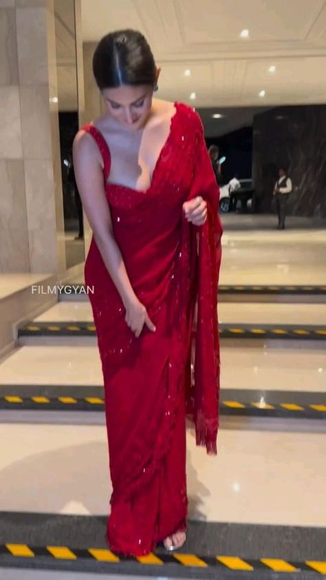 Red Designer Saree, Sarees For Girls, Saree Wearing Styles, Simple Saree Designs, Most Paused Movie Scenes, Fashionable Saree Blouse Designs, Fancy Sarees Party Wear, Indian Saree Blouses Designs, Simple Sarees