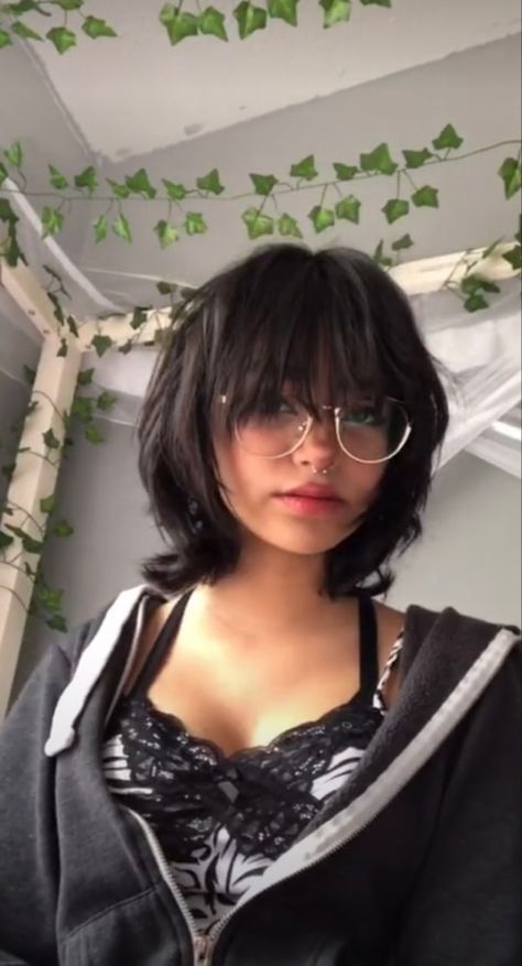 Short Ish Haircuts, Short Emo Haircuts For Women, Aesthetic Haircuts Medium, Short Wolf Cut With Bangs, Emo Haircuts For Girls, Short With Bangs, Short Emo Haircuts, Emo Haircut, Grunge Cut