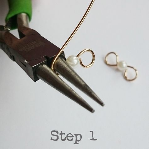 Introduction to Wirework – Easy DIY Wire Earrings – Golden Age Beads Wire Earrings Ideas, Jewelry Making Tutorials Step By Step, Wirework Jewelry Tutorials, Diy Wire Earrings, Wire Wrapped Jewelry Diy, Bijoux Fil Aluminium, Earrings Ideas, Earrings Golden, Wire Jewelry Tutorial