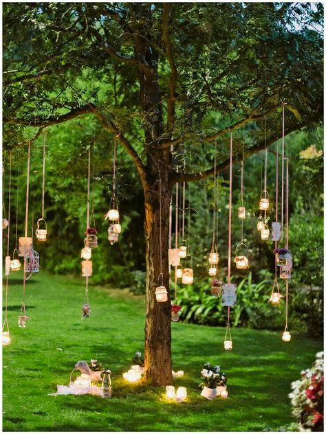 Summer Outdoor Decor, Funny Vine, Fairy Lights Wedding, Rustic Wedding Decorations, Deco Champetre, Colorful Wedding Flowers, Summer Party Decorations, Outdoor Party Decorations, Hill House