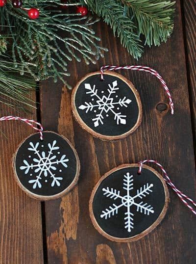 Winter Ornaments, Wood Slice Ornament, Wood Christmas Ornaments, Rustic Christmas Tree, Painted Ornaments, Hand Painted Ornaments, Christmas Ornament Crafts, Snowflake Ornaments, Ornaments Design