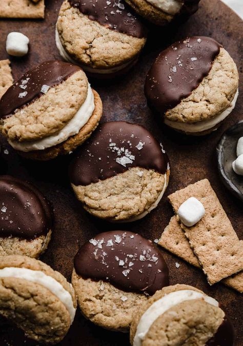 S'mores Sandwich Cookies - Salt & Baker Smore Recipes Ideas, Sandwich Cookie Ideas, Sweet And Salty Cookie Recipes, Cookie Sandwich Ideas, Fall Sandwich Cookies, Christmas Sandwich Cookies, Cookies With Graham Crackers, Hand Held Desserts, Sandwich Cookies Chocolate