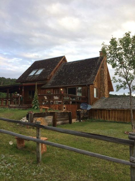 Shed House Aesthetic, Wood Ranch House, Mountains House Aesthetic, Wooden Ranch House, Cottagecore Ranch House, Cute Rustic House Exterior, Ranch House Astethic, Wyoming Aesthetic House, Aesthetic Ranch House